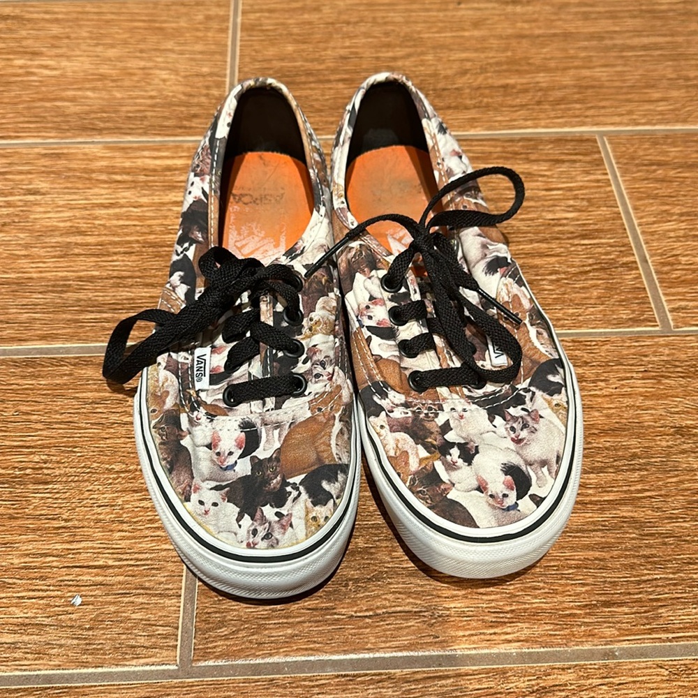 EUC Vans ASPCA cat lace up shoes. Women’s 7.0